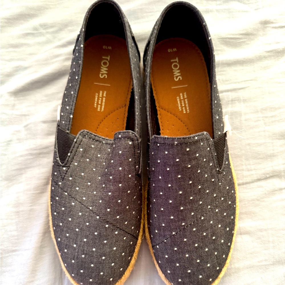 Toms blue and white polka dot shoes